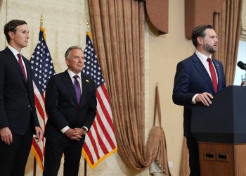 11일 JD 밴드 부통령이 이슬라마바드에서 기자회견을 갖고 있다. [로이터]