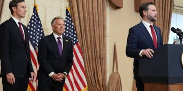 11일 JD 밴드 부통령이 이슬라마바드에서 기자회견을 갖고 있다. [로이터]