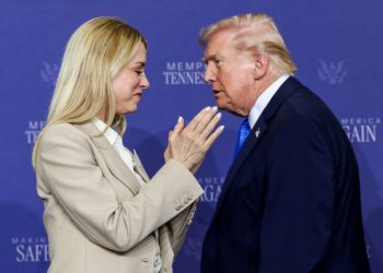 지난달 테네시주 멤피스에서 도널드 트럼프 대통령이 연설한 뒤 팸 본디 법무장관이 박수를 치는 모습. [로이터]