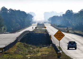 산불이 조지아 남부 브랜틀리 카운티를 휩쓸면서 82번 도로 상공이 연기로 뒤덮혀 있다. [로이터]