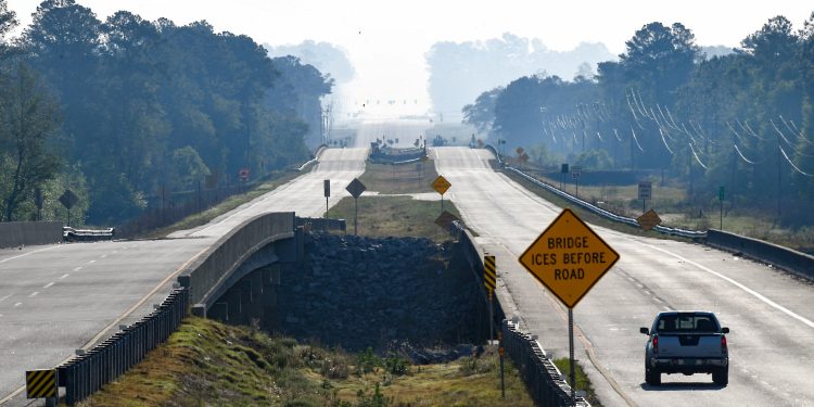 산불이 조지아 남부 브랜틀리 카운티를 휩쓸면서 82번 도로 상공이 연기로 뒤덮혀 있다. [로이터]