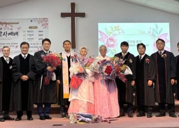 (왼쪽부터) 김종민 동남지방회장, 임마누엘선교교회 류종길 원로목사, 김용진 장로, 이철호 목사, 윤윤순 명예장로, 손미숙 권사, 한샘교회 지윤병 목사, 플래그쉽 처치 김종규 목사, 사바나 임마누엘교회 신용석 목사, 그린벨 벧엘교회 장석열 목사.