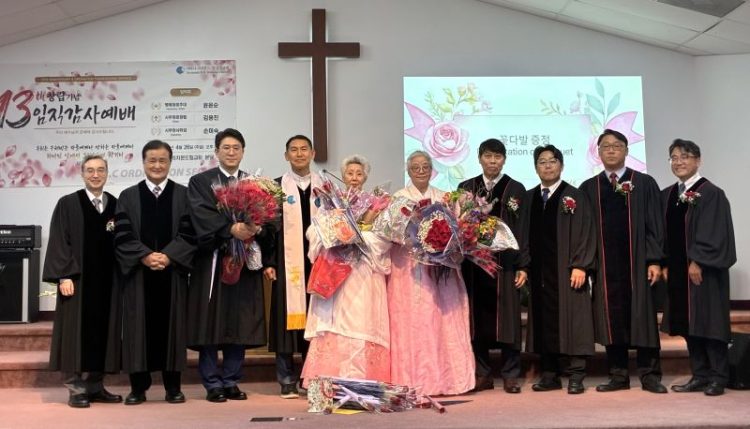 (왼쪽부터) 김종민 동남지방회장, 임마누엘선교교회 류종길 원로목사, 김용진 장로, 이철호 목사, 윤윤순 명예장로, 손미숙 권사, 한샘교회 지윤병 목사, 플래그쉽 처치 김종규 목사, 사바나 임마누엘교회 신용석 목사, 그린벨 벧엘교회 장석열 목사.