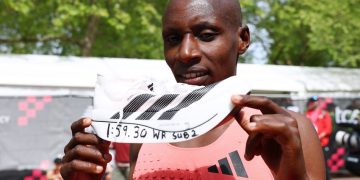 마라톤 세계신기록 인증샷을 찍는 사바스티안 사웨 [로이터]