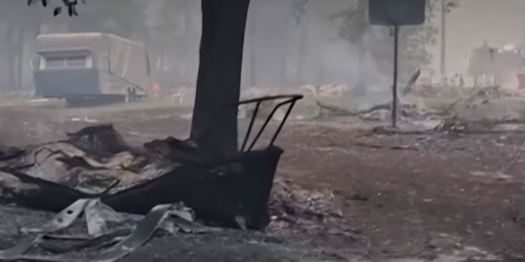 산불 화재가 휩쓸고 지나간 뒤 폐허가 된 조지아 남부 지역 마을. [BBC 캡처]