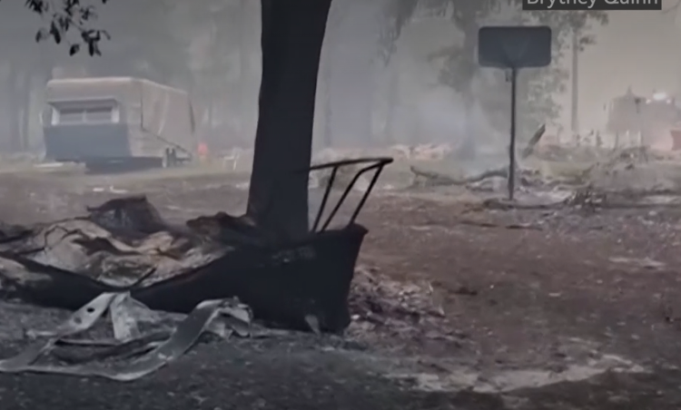 산불 화재가 휩쓸고 지나간 뒤 폐허가 된 조지아 남부 지역 마을. [BBC 캡처]