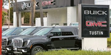 신차 가격이 고공 행진하면서 중고차 가격과의 격차가 벌어지고 있다. 터스틴오토몰의 한 신차 딜러. 박낙희 기자