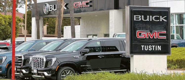 신차 가격이 고공 행진하면서 중고차 가격과의 격차가 벌어지고 있다. 터스틴오토몰의 한 신차 딜러. 박낙희 기자