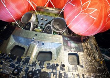 샌디에이고 인근 바다에 착수한 유인 캡슐 오리온 [로이터]