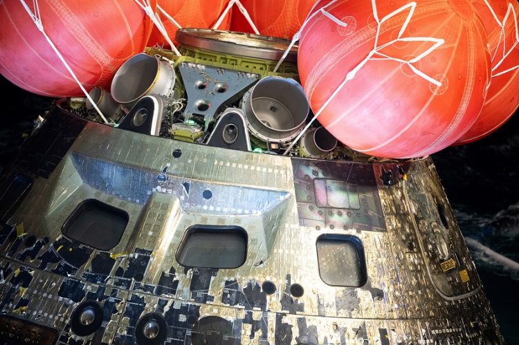 샌디에이고 인근 바다에 착수한 유인 캡슐 오리온 [로이터]