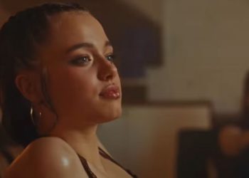 안젤리나 졸리의 딸 샤일로의 모습. 다영 뮤직비디오 티저 영상 캡쳐