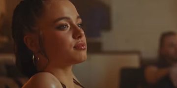 안젤리나 졸리의 딸 샤일로의 모습. 다영 뮤직비디오 티저 영상 캡쳐