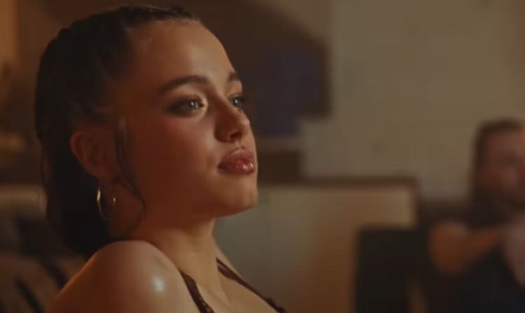 안젤리나 졸리의 딸 샤일로의 모습. 다영 뮤직비디오 티저 영상 캡쳐