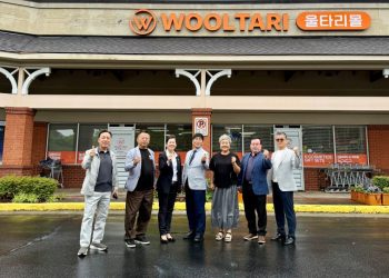 (왼쪽부터) 최병옥, 최상진, 안귀숙, 김영흥 회장, 박인순, 노양호, 구자옥 회원이 28일 울타리몰 앞에서 파이팅을 외치고 있다. 윤지아 기자.