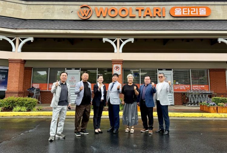 (왼쪽부터) 최병옥, 최상진, 안귀숙, 김영흥 회장, 박인순, 노양호, 구자옥 회원이 28일 울타리몰 앞에서 파이팅을 외치고 있다. 윤지아 기자.