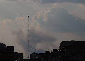 1일 이란의 수도 테헤란 상공에 폭격으로 검은 연기가 피어오르고 있다. [로이터]