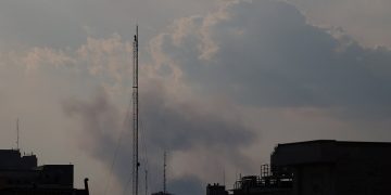 1일 이란의 수도 테헤란 상공에 폭격으로 검은 연기가 피어오르고 있다. [로이터]