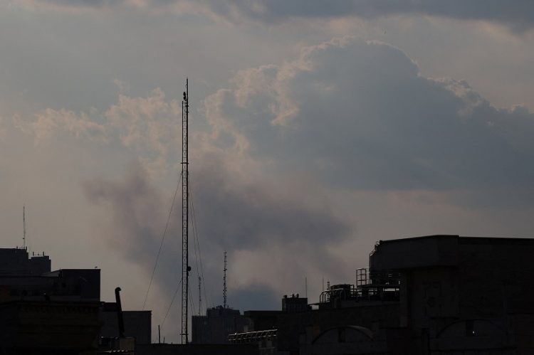 1일 이란의 수도 테헤란 상공에 폭격으로 검은 연기가 피어오르고 있다. [로이터]