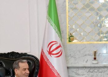 아바스 아라그치 이란 외무장관(왼쪽)과 아심 무니르 파키스탄군 총사령관 [로이터]