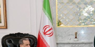 아바스 아라그치 이란 외무장관(왼쪽)과 아심 무니르 파키스탄군 총사령관 [로이터]