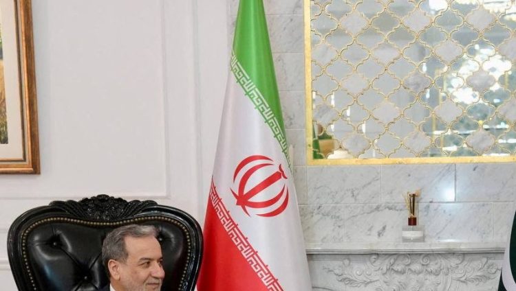 아바스 아라그치 이란 외무장관(왼쪽)과 아심 무니르 파키스탄군 총사령관 [로이터]