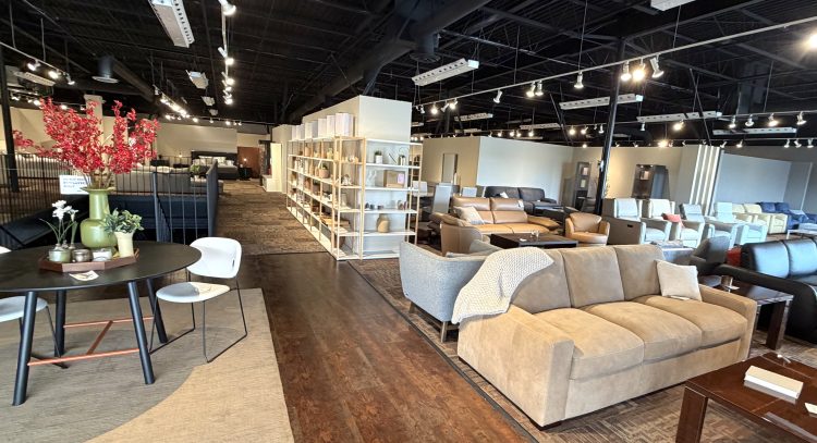 도슨 퍼니처 전시장. 4월부터 이태리 명품 가구를 파격가로 세일하고 있다.