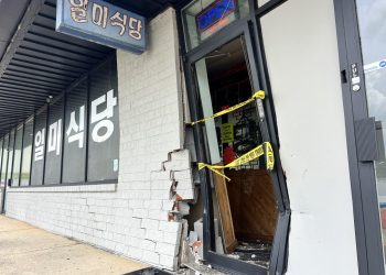 차량 돌진으로 부서진 일미식당 출입문과 벽.