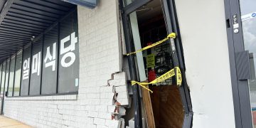 차량 돌진으로 부서진 일미식당 출입문과 벽.