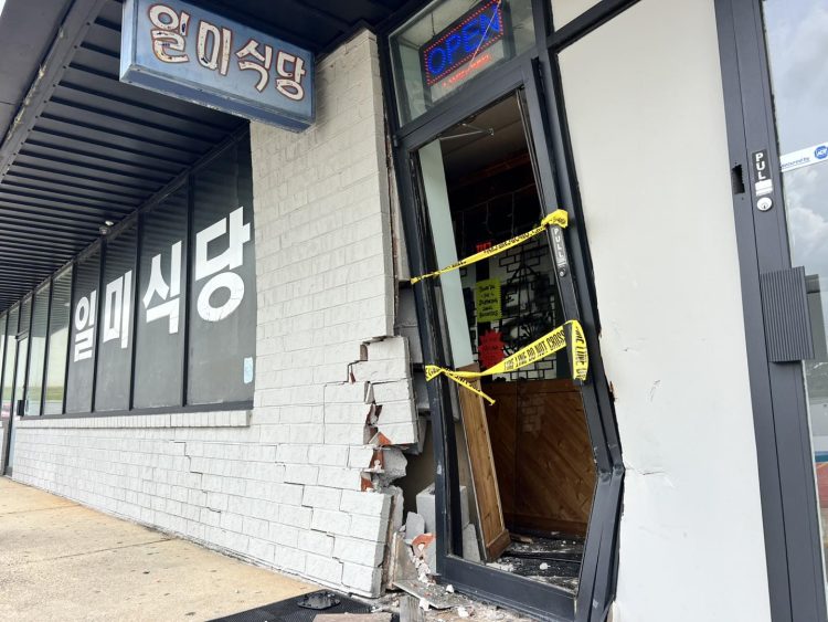 차량 돌진으로 부서진 일미식당 출입문과 벽.