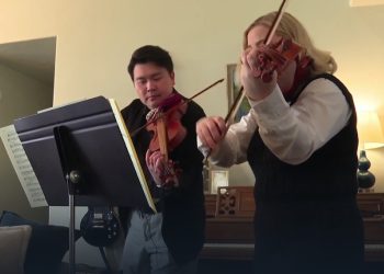 유타주 한인 바이올리니스트 존 신씨가 최근 폭스뉴스를 통해 연방 이민서비스국(USCIS) 사무소에서 영주권 인터뷰를 마쳤다고 밝혔다.