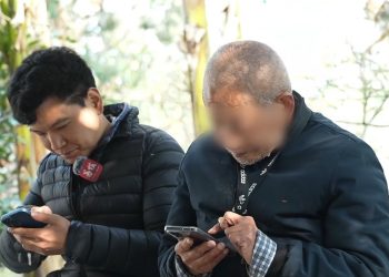 중국 장쑤성 출신 '전업손자' 위준이 자신을 고용한 90대 남성과 함께 시간을 보내고 있다. 사진 중국 리즈신문 캡처