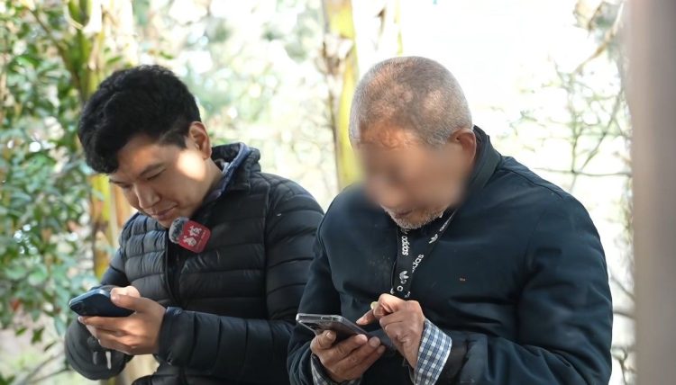 중국 장쑤성 출신 '전업손자' 위준이 자신을 고용한 90대 남성과 함께 시간을 보내고 있다. 사진 중국 리즈신문 캡처