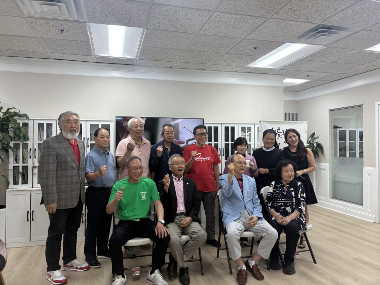 1004포 성금 전달식에 참석한 심사위원과 각 복지 단체 대표들.