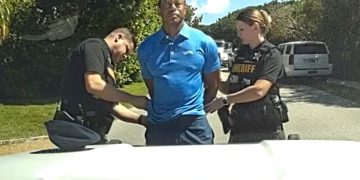 '골프 황제' 타이거 우즈(가운데)가 지난달 말 약물 운전 혐의로 체포됐을 당시 경찰관 보디캠 영상. AP=연합뉴스