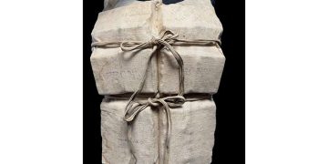 경매 매물로 나오는 타이타닉호 생존자의 구명조끼. 헨리 알드리치 앤 선 홈페이지 캡처