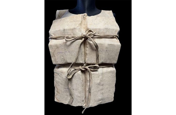 경매 매물로 나오는 타이타닉호 생존자의 구명조끼. 헨리 알드리치 앤 선 홈페이지 캡처