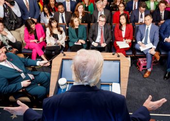 트럼프 대통령이 6일 백악관 브리핑룸에서 이란전 관련 상황에 대해 기자회견을 하고 있다.