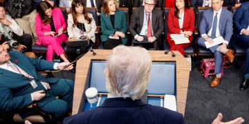 트럼프 대통령이 6일 백악관 브리핑룸에서 이란전 관련 상황에 대해 기자회견을 하고 있다.