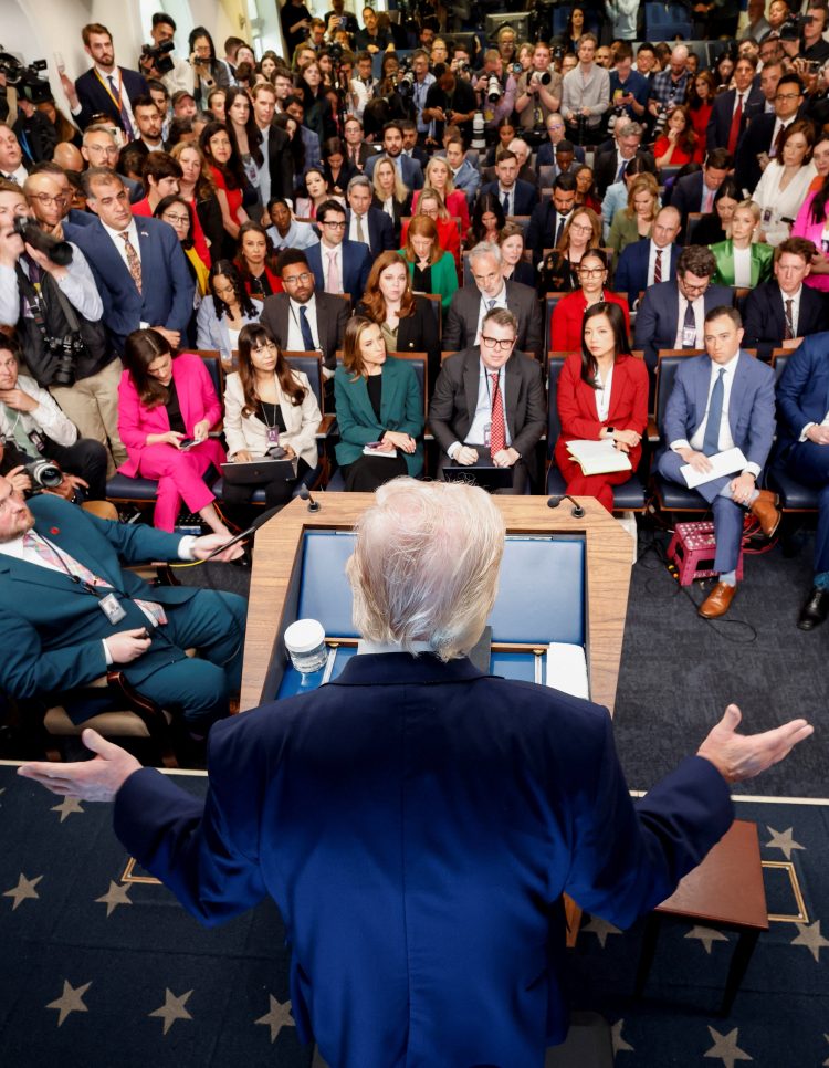 트럼프 대통령이 6일 백악관 브리핑룸에서 이란전 관련 상황에 대해 기자회견을 하고 있다.