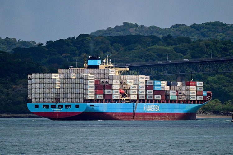 지난 21일 태평양 방면에서 파마마 운하에 진입하는 컨테이너선. AFP=연합뉴스