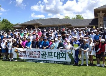 참가자들이 대회 시작 전 클럽하우스 앞에서 단체 사진을 찍었다.