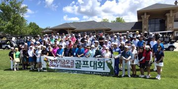 참가자들이 대회 시작 전 클럽하우스 앞에서 단체 사진을 찍었다.