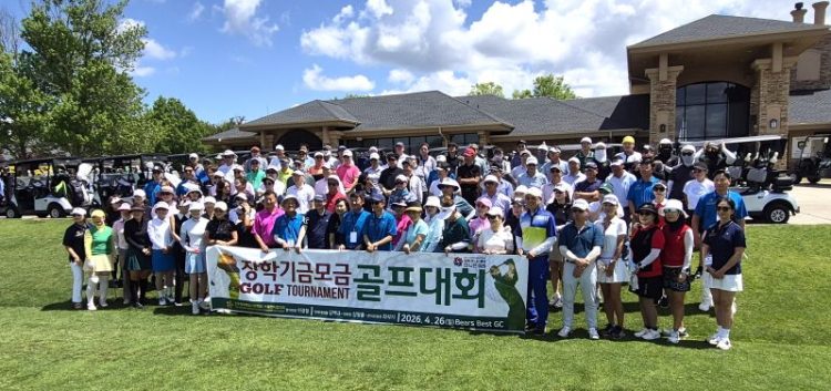 참가자들이 대회 시작 전 클럽하우스 앞에서 단체 사진을 찍었다.