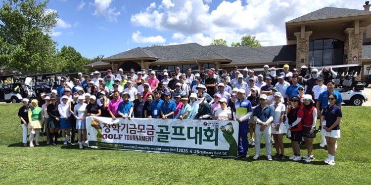참가자들이 대회 시작 전 클럽하우스 앞에서 단체 사진을 찍었다.