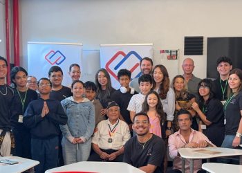 푸에르토리코 한인회 관계자, 학부모, 학생들이 참전용사와 함께 기념사진을 찍었다.