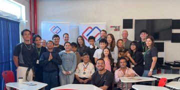 푸에르토리코 한인회 관계자, 학부모, 학생들이 참전용사와 함께 기념사진을 찍었다.