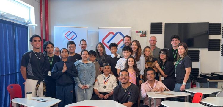 푸에르토리코 한인회 관계자, 학부모, 학생들이 참전용사와 함께 기념사진을 찍었다.