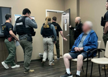 정요한 씨 소유 병원을 압수수색하는 수사요원들. [WTVC 제공]