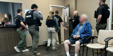 정요한 씨 소유 병원을 압수수색하는 수사요원들. [WTVC 제공]