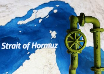 호르무즈 해협 지도에 송유관 3D 이미지 합성. [로이터]